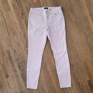 Pink skinny jegging pant